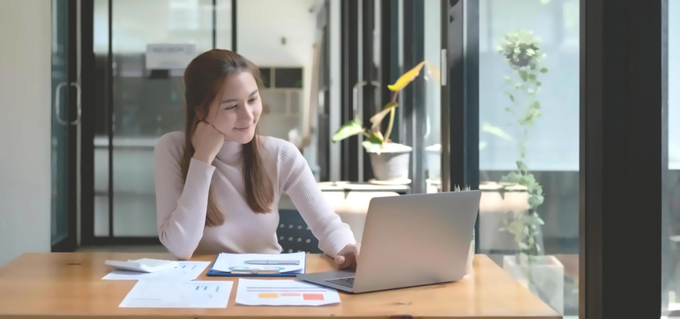 Équipe selarovienth travaillant sur l'amélioration de la plateforme d'éducation financière