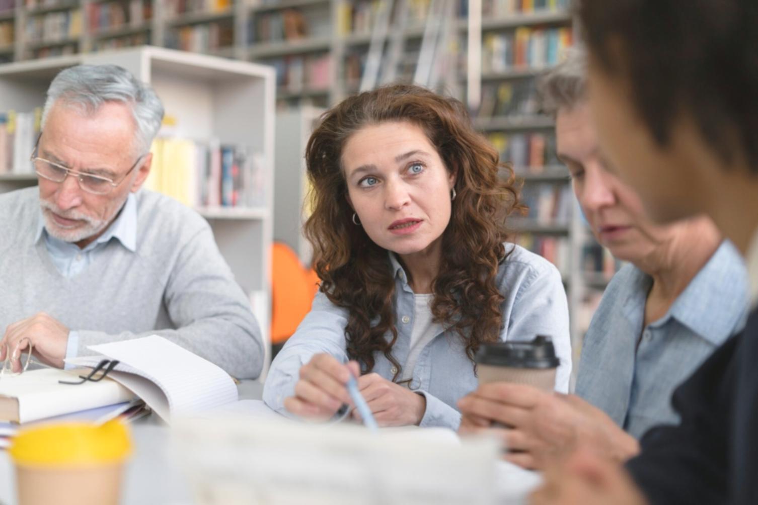 Formation en gestion financière - étudiants travaillant sur leurs objectifs financiers